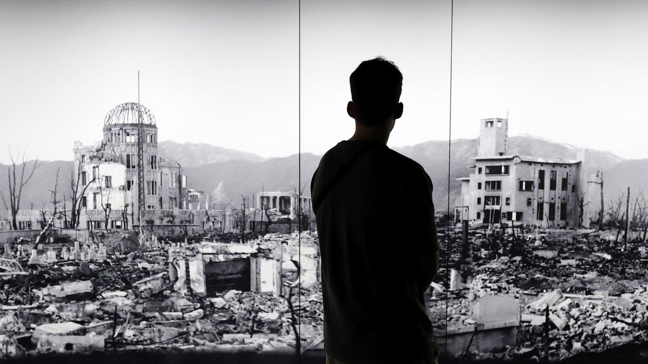 Un visitante ante la imagen de la devastación en Hiroshima tras el ataque atómico de EEUU