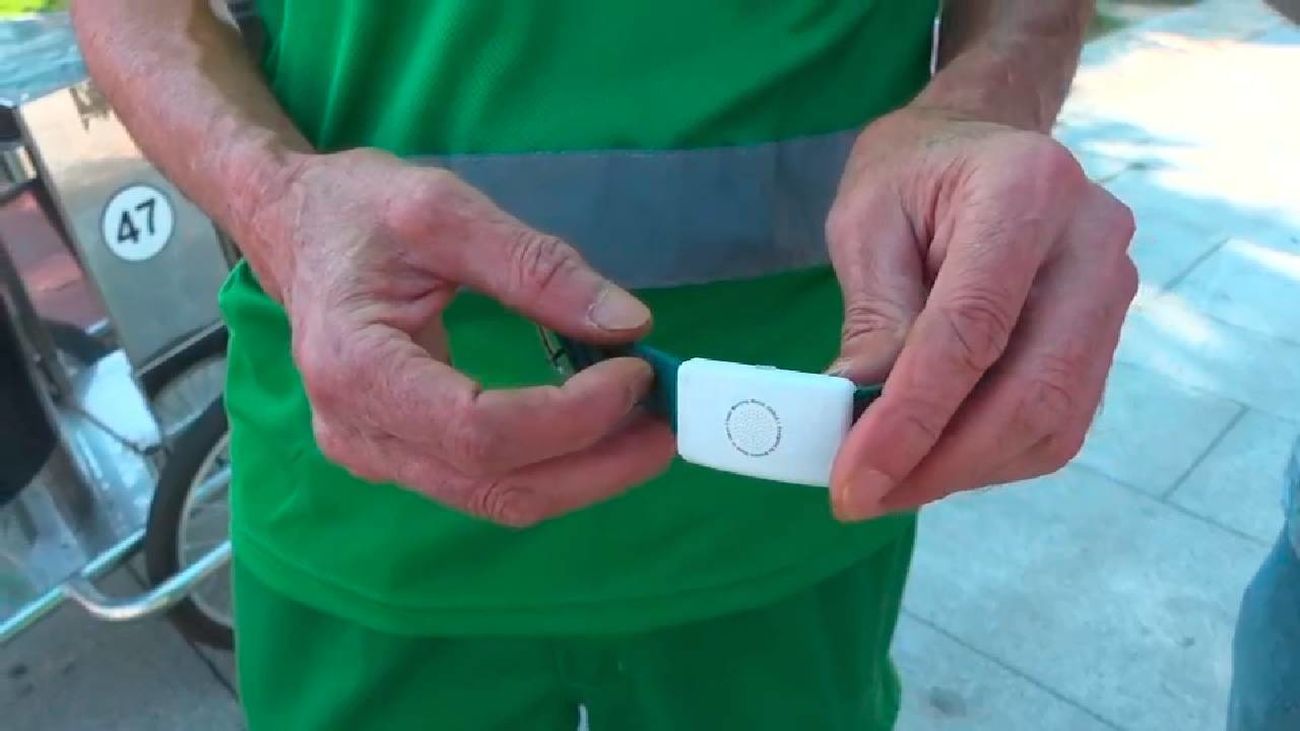 Así funcionan las pulseras inteligentes que controlan la temperatura corporal del personal de limpieza viaria en Alcalá de Henares