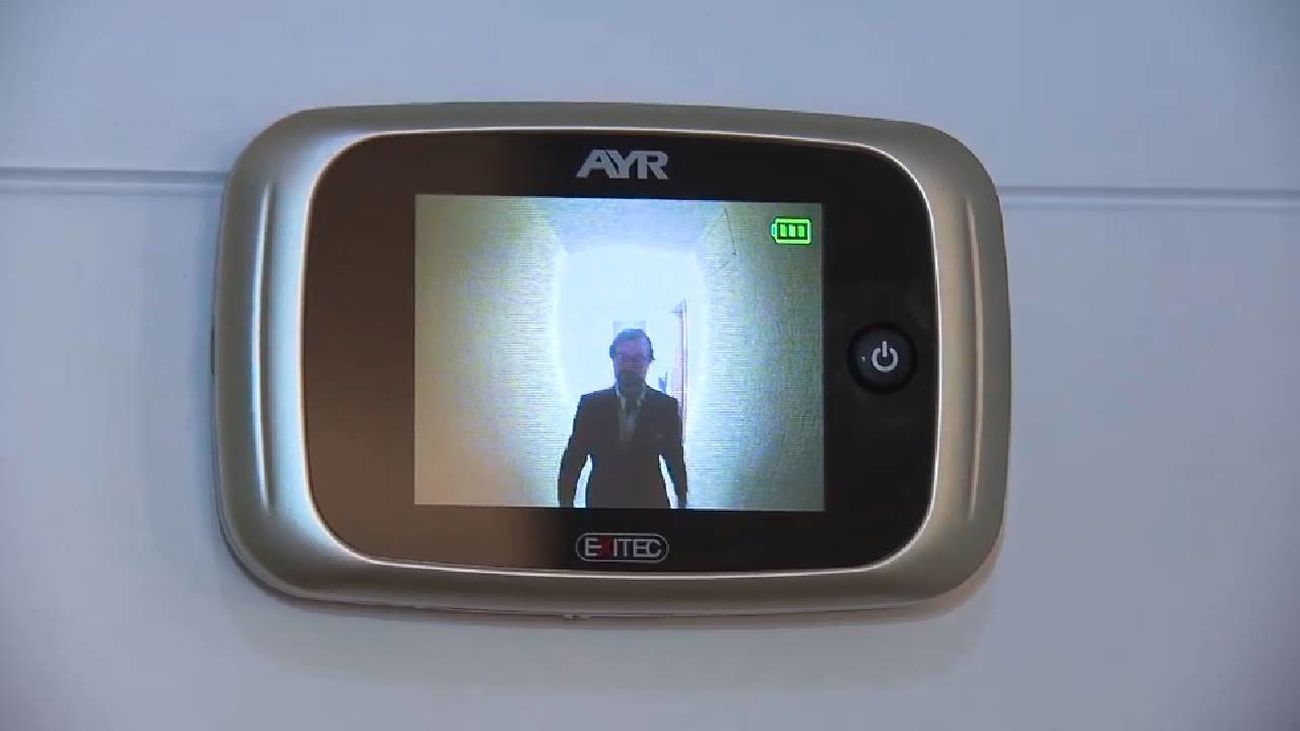 Mirillas electrónicas para 'vigilar' a los vecinos: el juzgado les condena a pagar 300 euros a cada uno