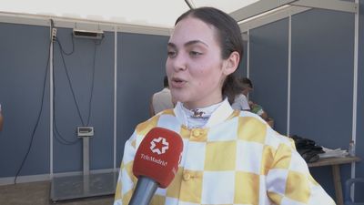 Una amazona madrileña, ganadora de la primera carrera de caballos de Sanlúcar de Barrameda