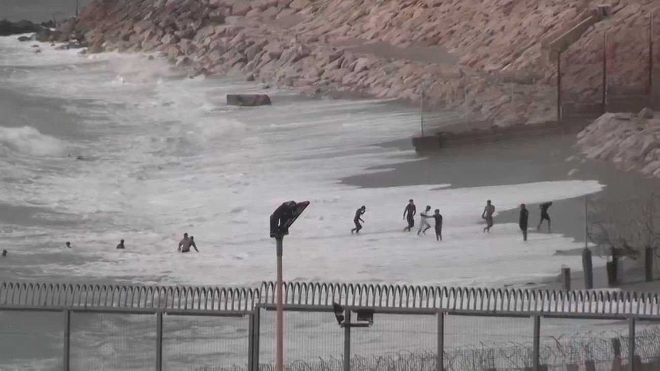 La Guardia Civil desbordada en Ceuta ante el aumento de menores que cruzan a nado
