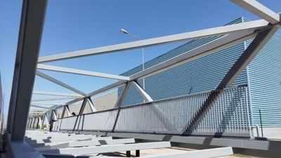 Madrid instala la nueva pasarela peatonal y ciclista que unirá Vallecas sobre la M-40