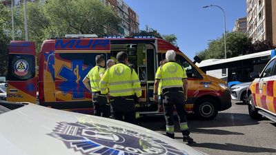 Motorista muy grave tras chocar contra una valla en la calle Embajadores