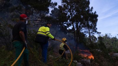 Galicia, en alerta por múltiples incendios: la Xunta califica el de Ponteceso como un "atentado" intencionado