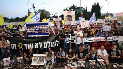 Protestas ante la oficina de Netanyahu durante la reunión del gabinete sobre Gaza