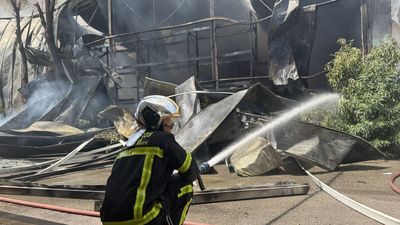Bomberos controlan el incendio de una nave de paquetería en  Getafe