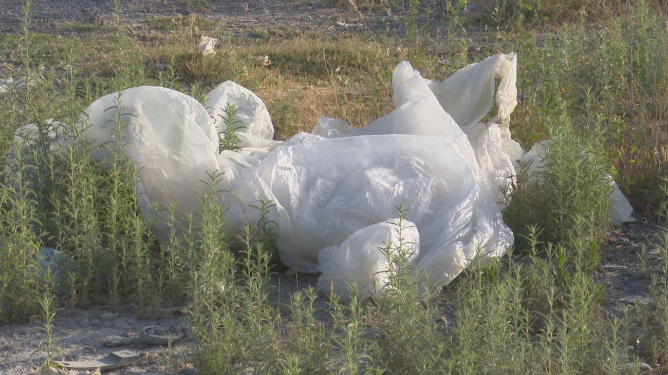 La 'basuraleza' degrada entornos naturales y es combustible para las llamas