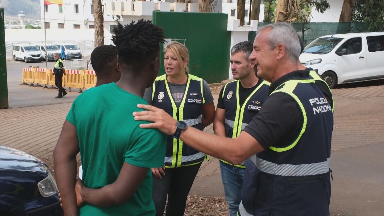 Emotivo reencuentro entre policías y migrantes rescatados del trágico vuelco del cayuco en El Hierro