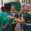 Emotivo reencuentro entre policías y migrantes rescatados del trágico vuelco del cayuco en El Hierro