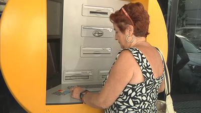 Los mayores critican la nueva normativa de cajeros automáticos adaptados