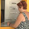 Los mayores critican la nueva normativa de cajeros automáticos adaptados