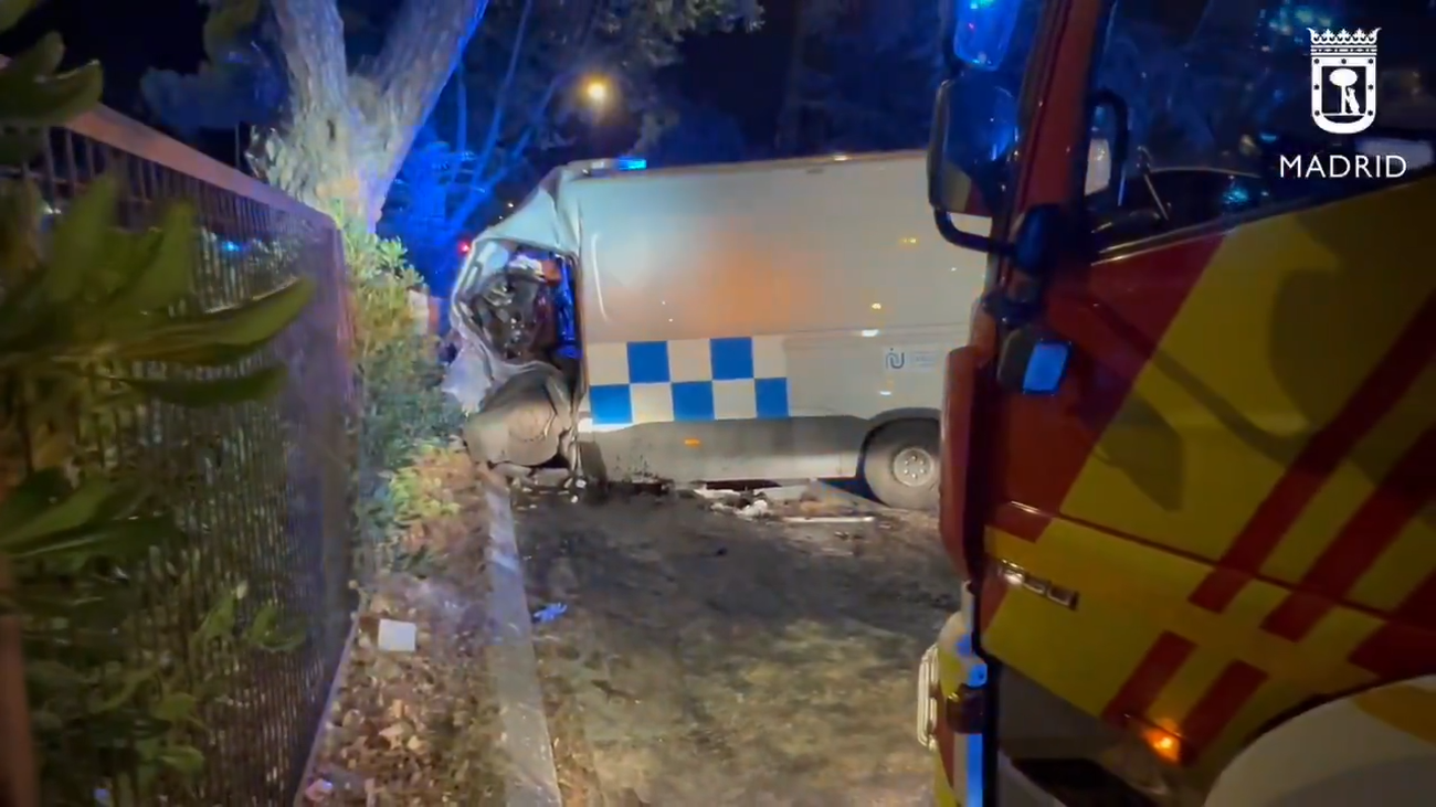 Dos heridos graves tras chocar una furgoneta contra un árbol en el distrito de Ciudad Lineal