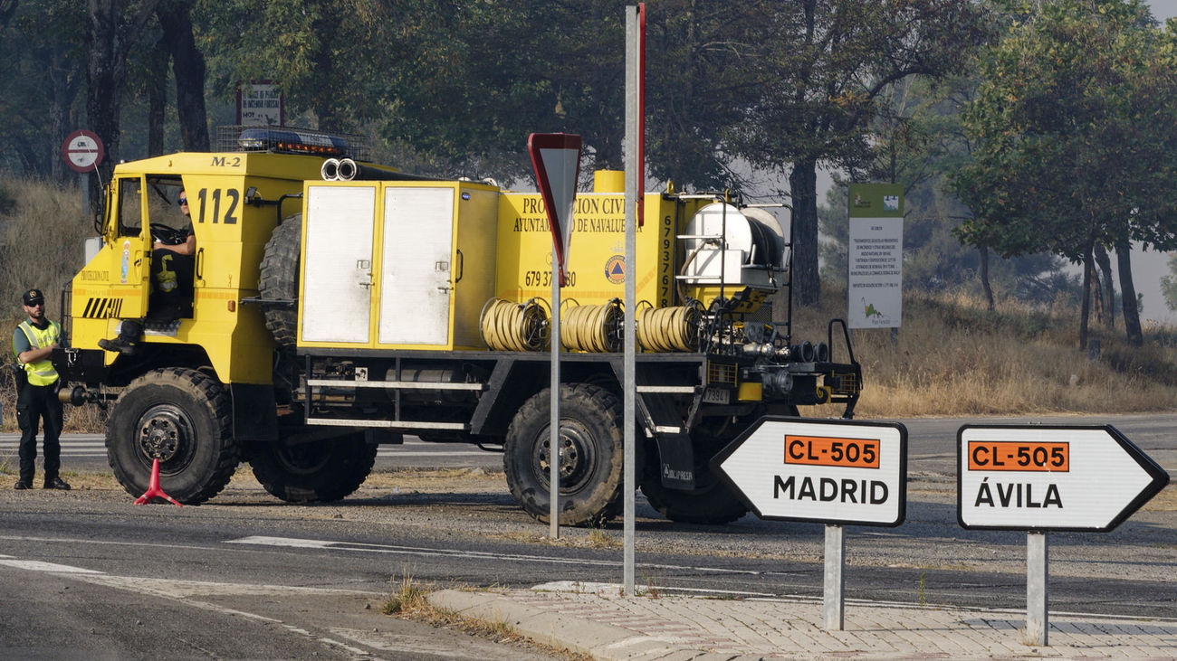 Un tramo de la carretera CL-505 cortada por el incendio que afecta a la localidad abulense de Las Navas del Marqués