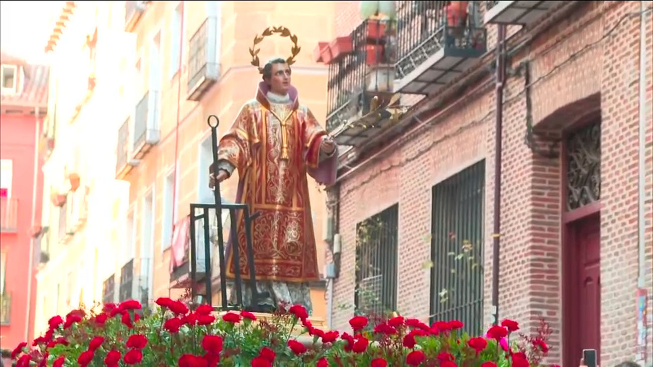 San Lorenzo sale en procesión por las calles de Lavapiés