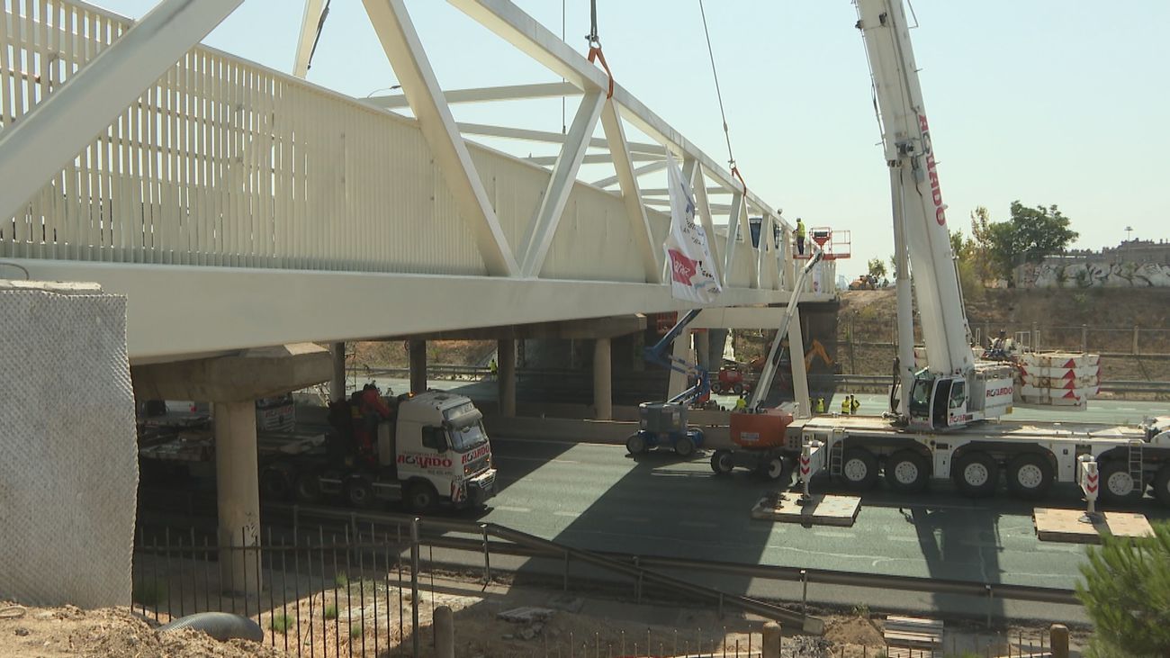 Una nueva pasarela peatonal y ciclista en la  M-40 une los  dos distritos de Vallecas