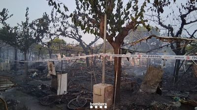 Un incendio en un camping de El Vendrell calcina 15 vehículos y obliga a desalojar a 1.800 personas