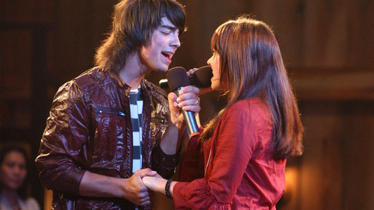 Demi Lovato junto a Joe Jonas en 'Camp Rock'