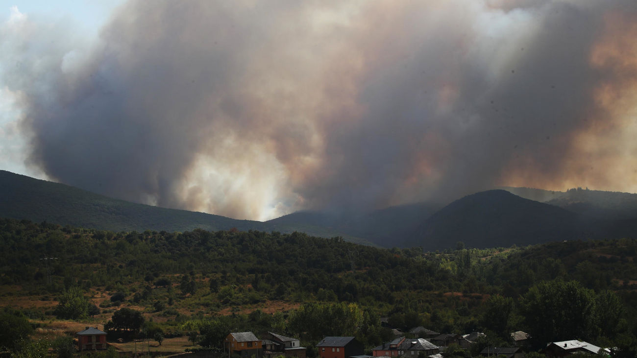 El fuego obliga a desalojar a miles de vecinos en León y Zamora y amenaza el paraje de Las Médulas