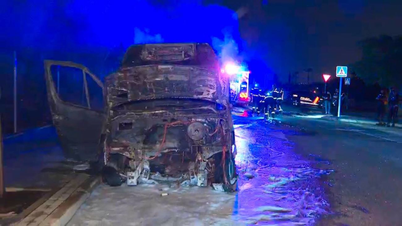 Queman una furgoneta a la que le habían quitado el motor en plena calle en Latina