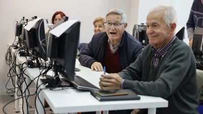 Éxito de los Centros de Capacitación Digital de Madrid: 1.200 madrileños superan la 'brecha digital'