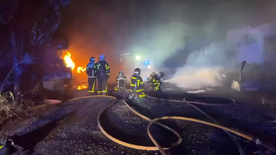 Desalojan a cien personas de un hotel por el incendio de una nave industrial en Getafe