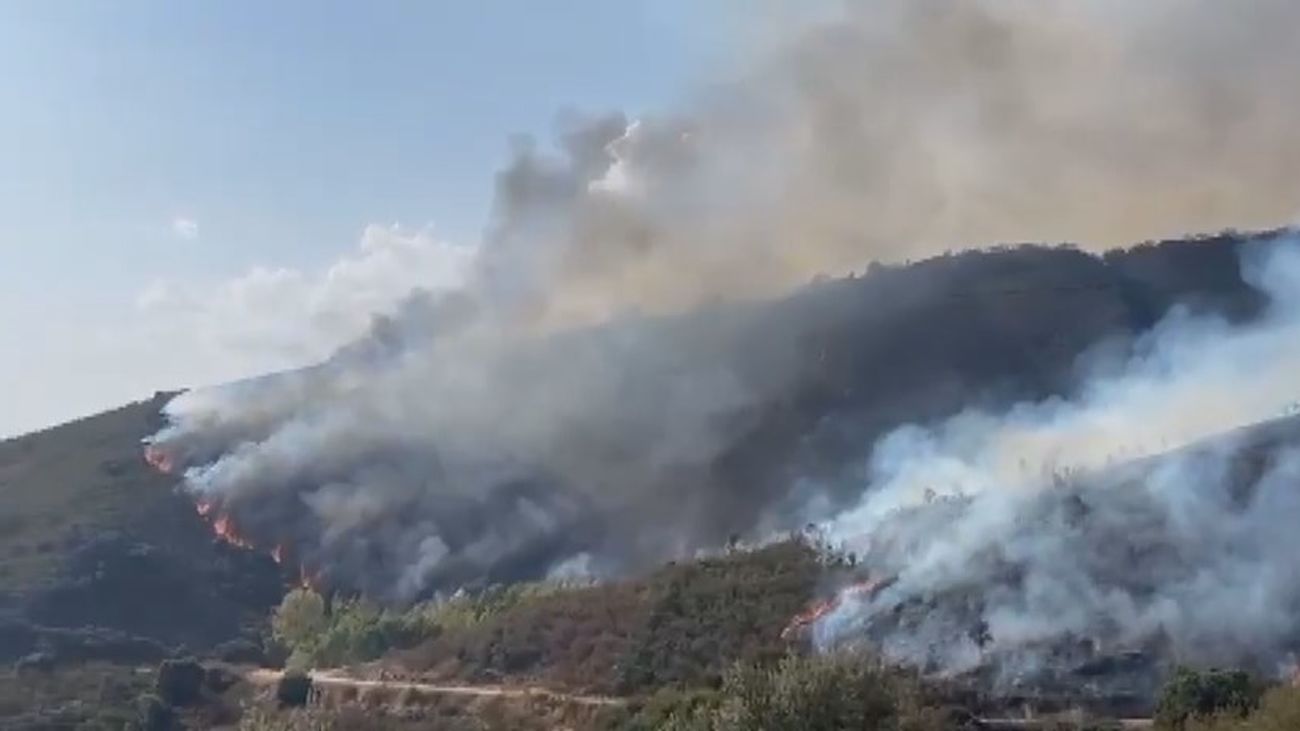 Madrid envía un helicóptero para combatir el incendio en Las Médulas
