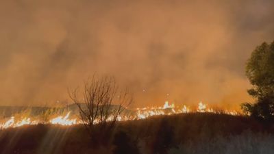 El incendio en Tres Cantos afecta ya a 2.000 hectáreas y se espera que pueda quedar controlado esta noche