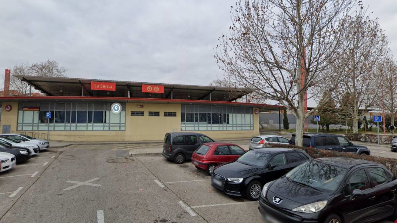 Incendio junto al parking de Cercanías de La Serna, en Fuenlabrada