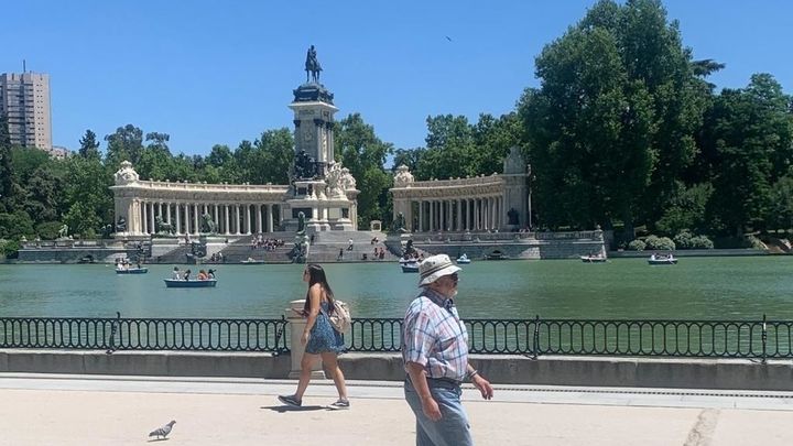 Gente paseando al sol en El Retiro