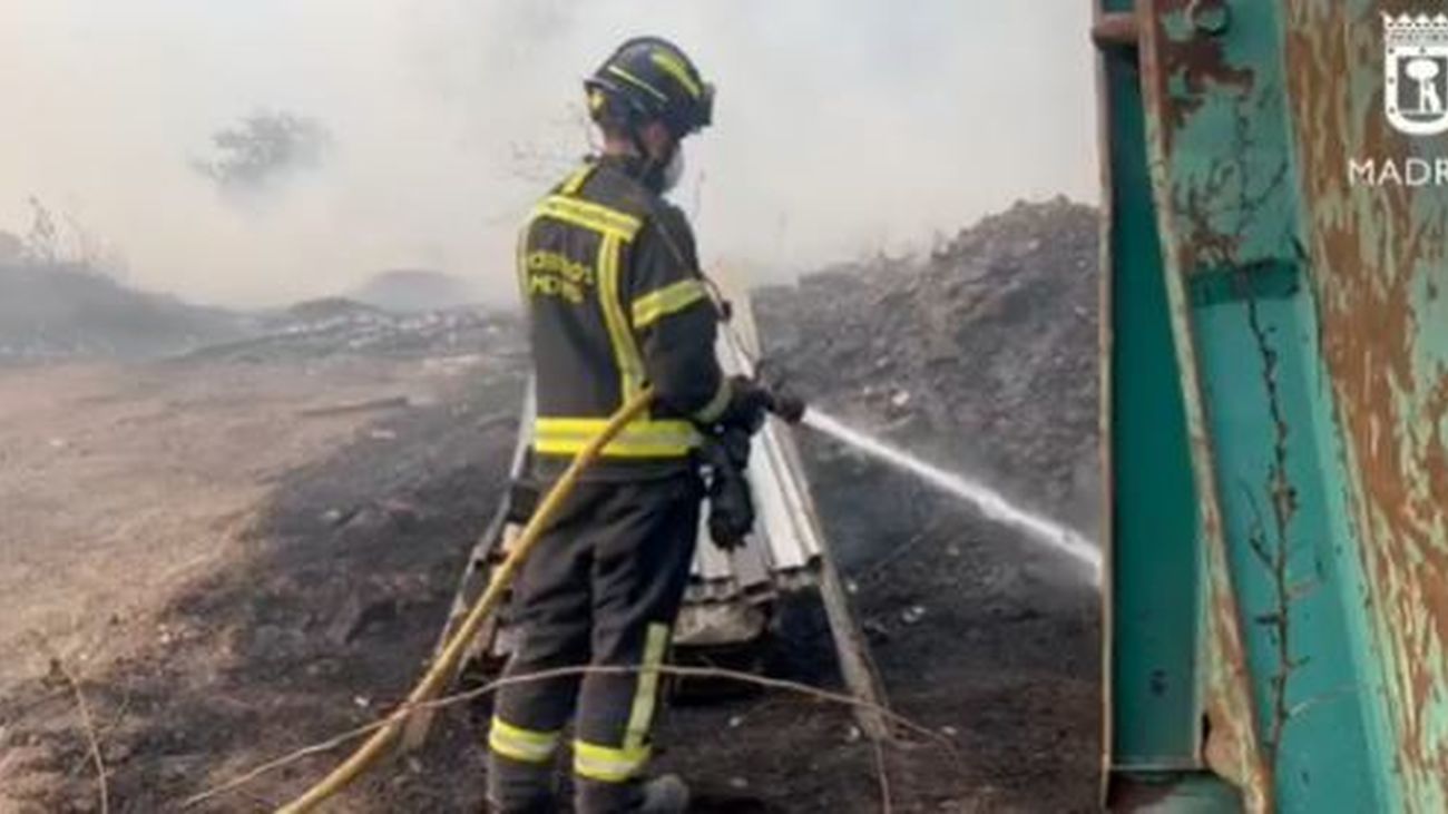 Diez dotaciones de Bomberos de Madrid extinguen un incendio de pasto en la Cañada Real