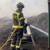 Diez dotaciones de Bomberos de Madrid extinguen un incendio de pasto en la Cañada Real