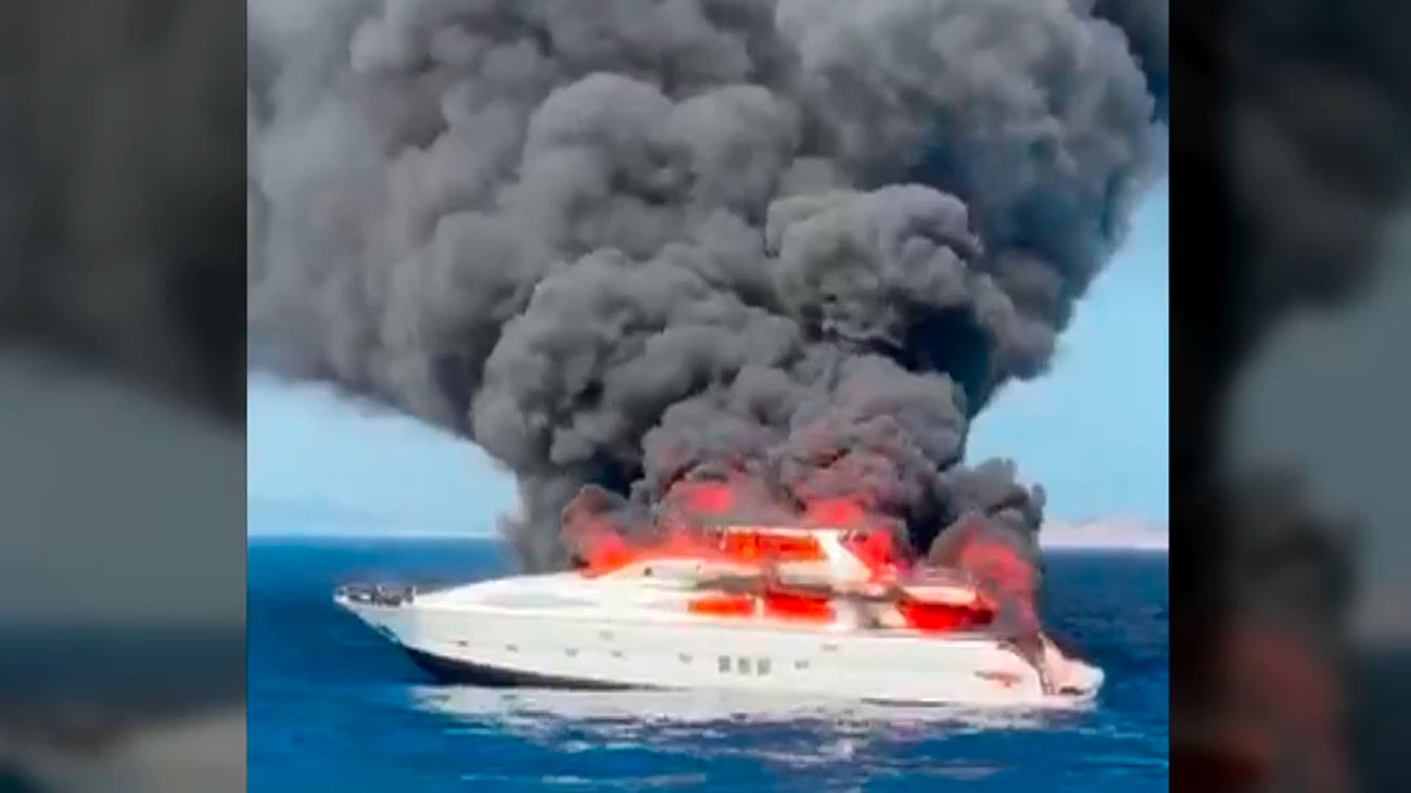 Un yate de 28 metros se incendia y se hunde frente a la costa de Formentera