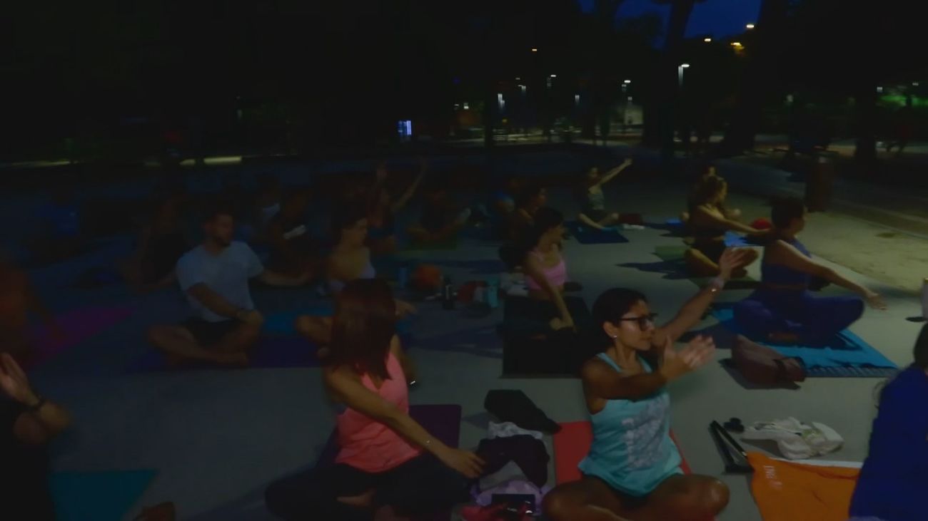 Yoga al atardecer, una propuesta relajante e innovadora en el Parque de Santander