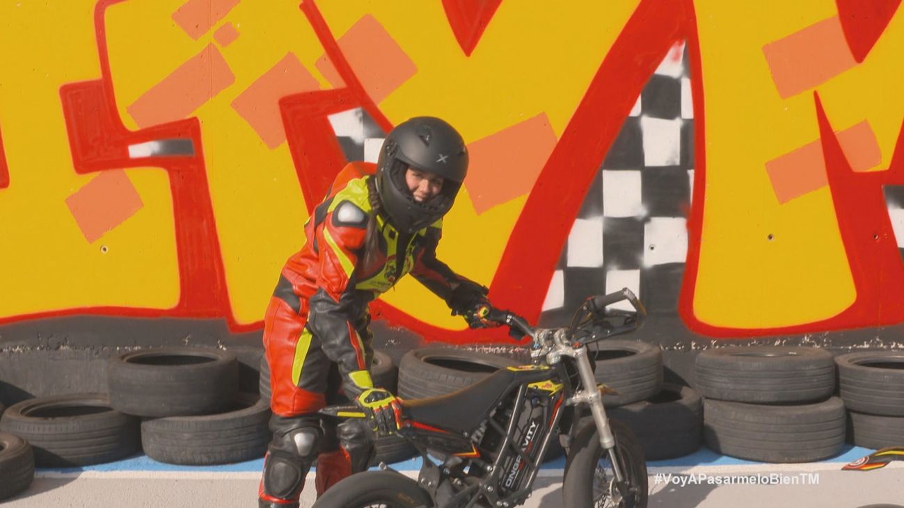 La 'Potra Salvaje' se divierte a lo 'Marc Márquez' en su primera vez en moto