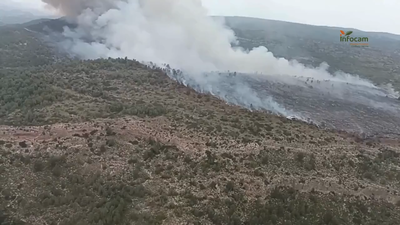 La UME se moviliza al incendio forestal de Teresa de Cofrentes (Valencia) y siguen 11 medios aéreos