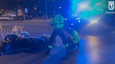 Un repartidor de pizzas  grave tras sufrir un accidente de moto en la calle Caramuel