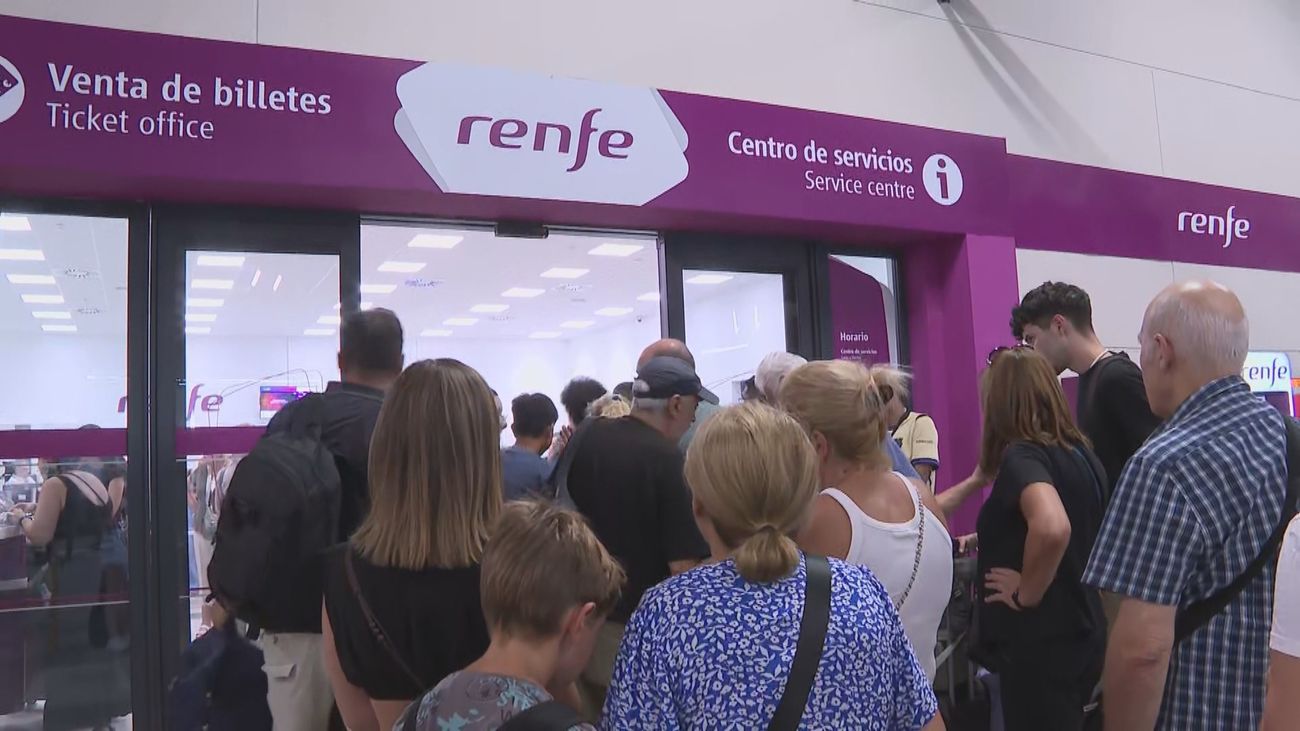 Nuevo día de retrasos en la estación de Chamartín,  con dos líneas de tren interrumpidas