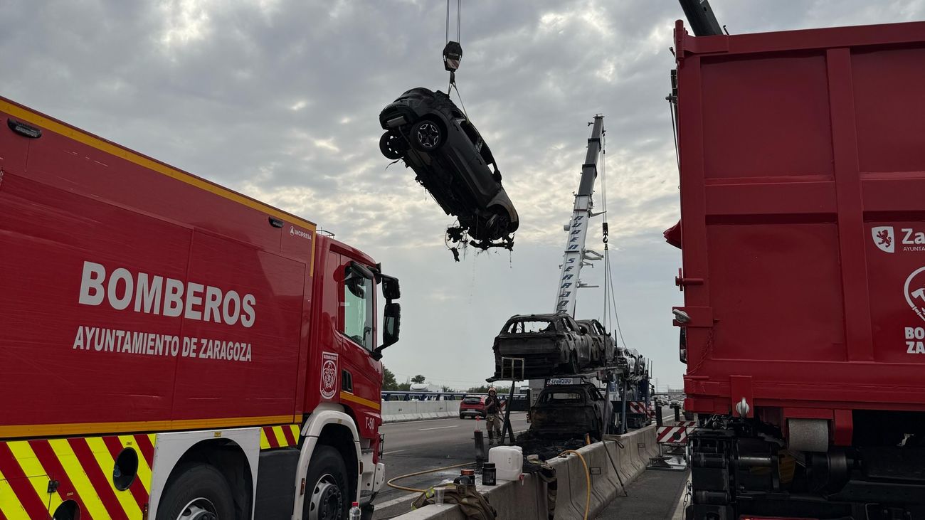 Bomberos de Zaragoza retiran uno de los híbridos siniestrados