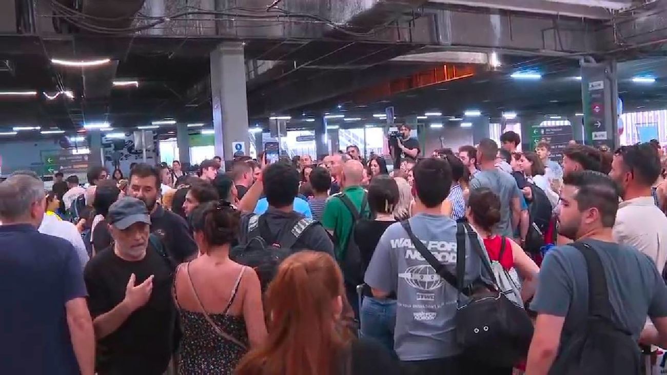 Cientos de viajeros, atrapados en Chamartín por la suspensión de de trenes entre Madrid y Galicia por los incendios