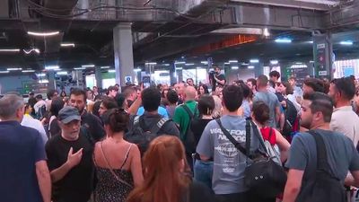 Cientos de viajeros, atrapados en Chamartín por la suspensión de de trenes entre Madrid y Galicia por los incendios