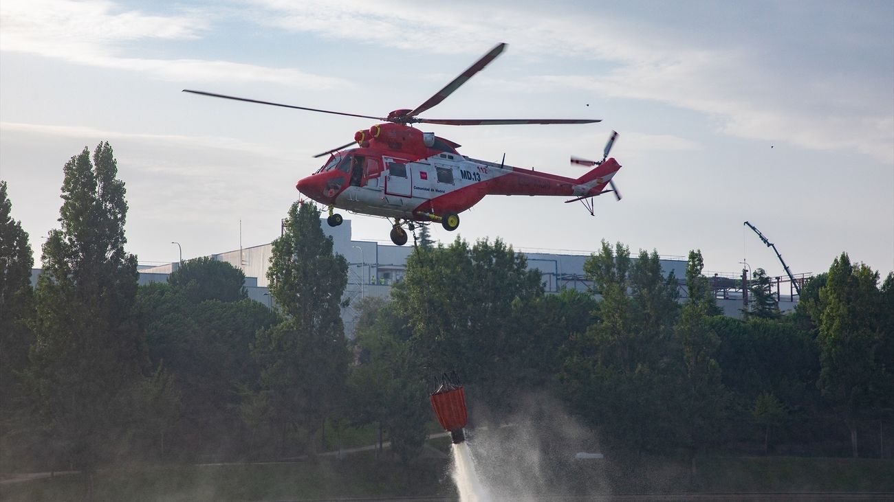 Madrid envía un helicóptero de extinción de incendios a Castilla y León y otro a Extremadura