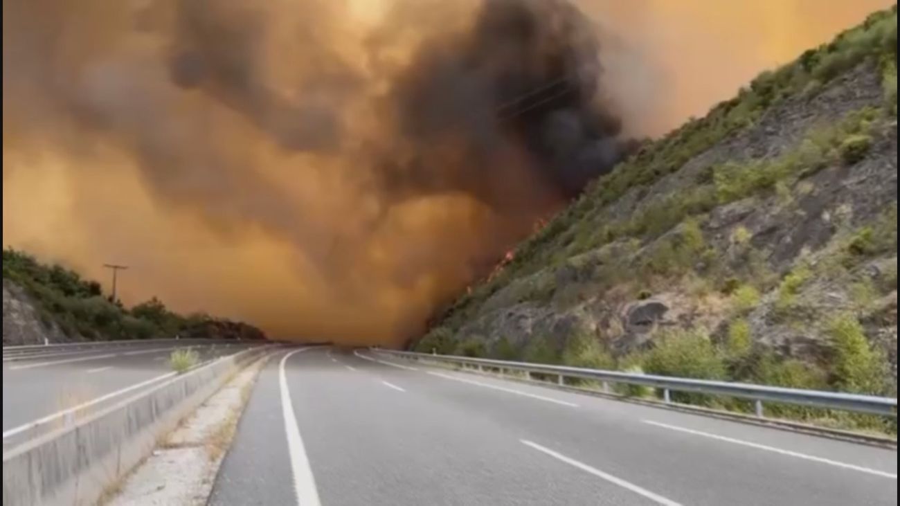 Los incendios siguen complicando el inicio de la Operación Salida, con 12 carreteras cortadas