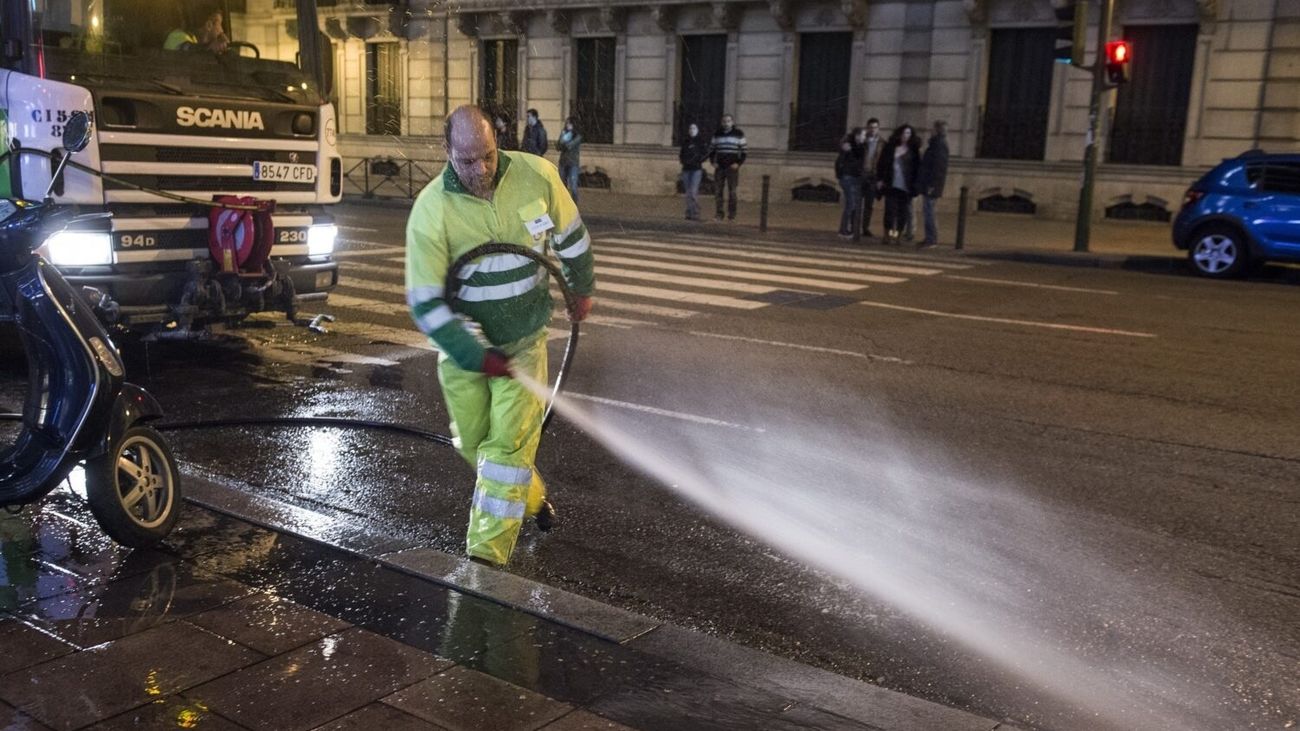 Operario del servicio de limpieza de Madrid