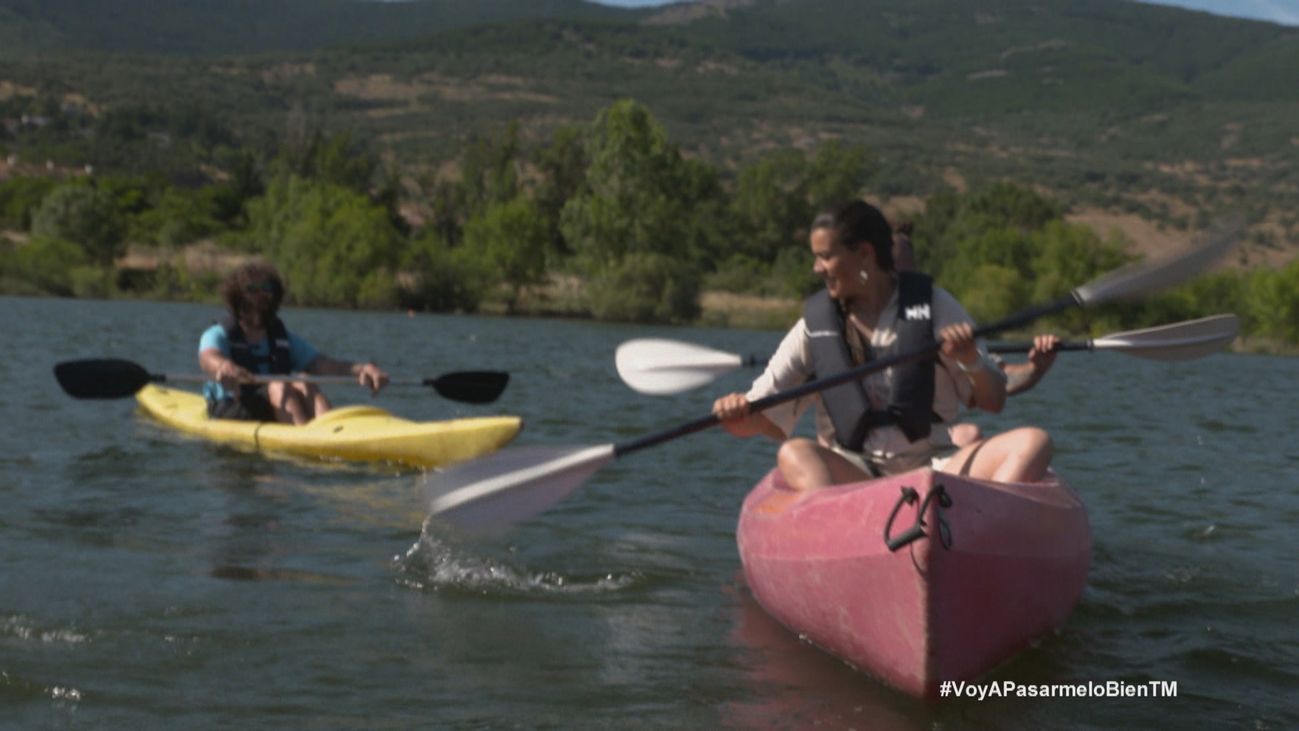 La 'Potra Salvaje' aprende a montar en kayak en el embalse de Pinilla