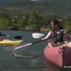 La 'Potra Salvaje' aprende a montar en kayak en el embalse de Pinilla