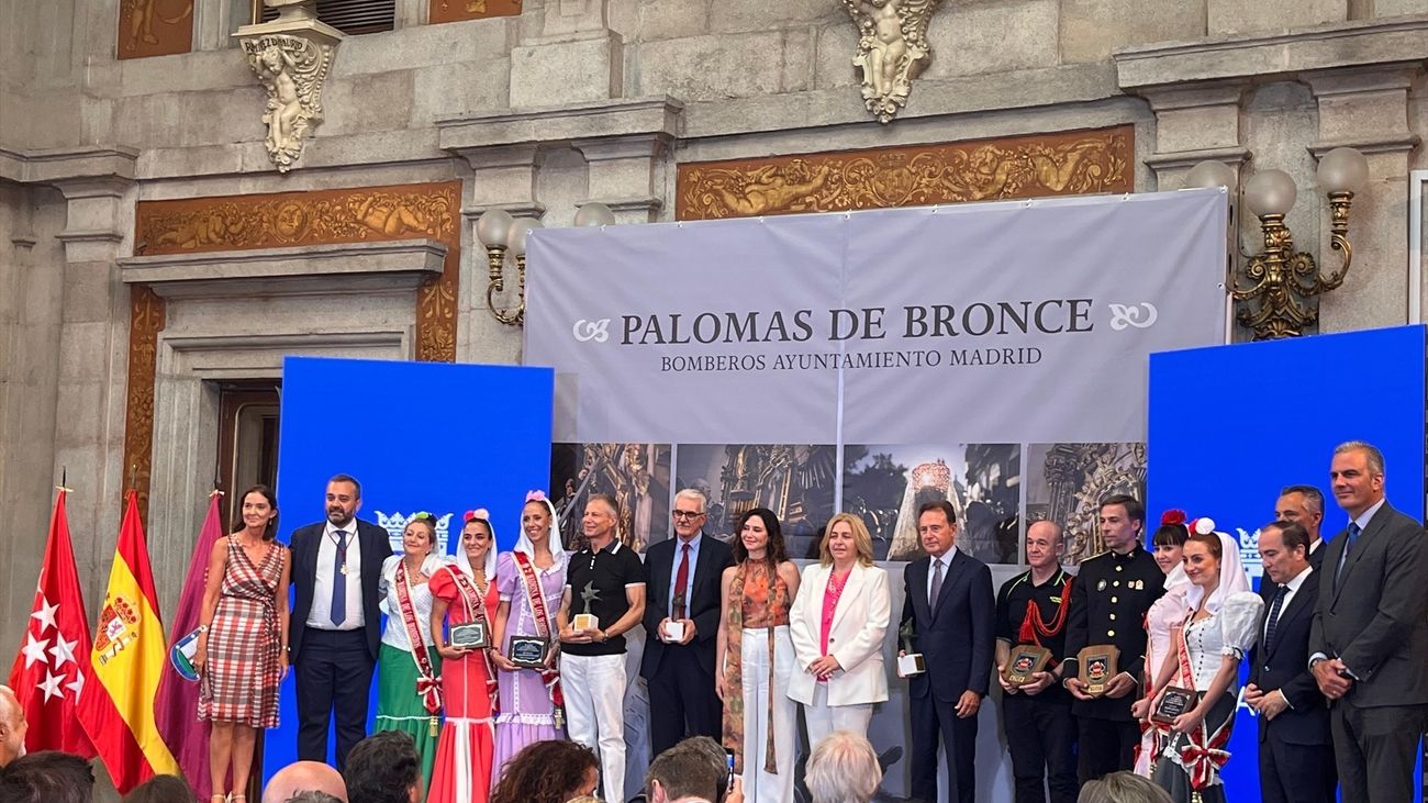 Un bombero jubilado, Madrid Salud y Matías Prats reciben la distinción Palomas de Bronce