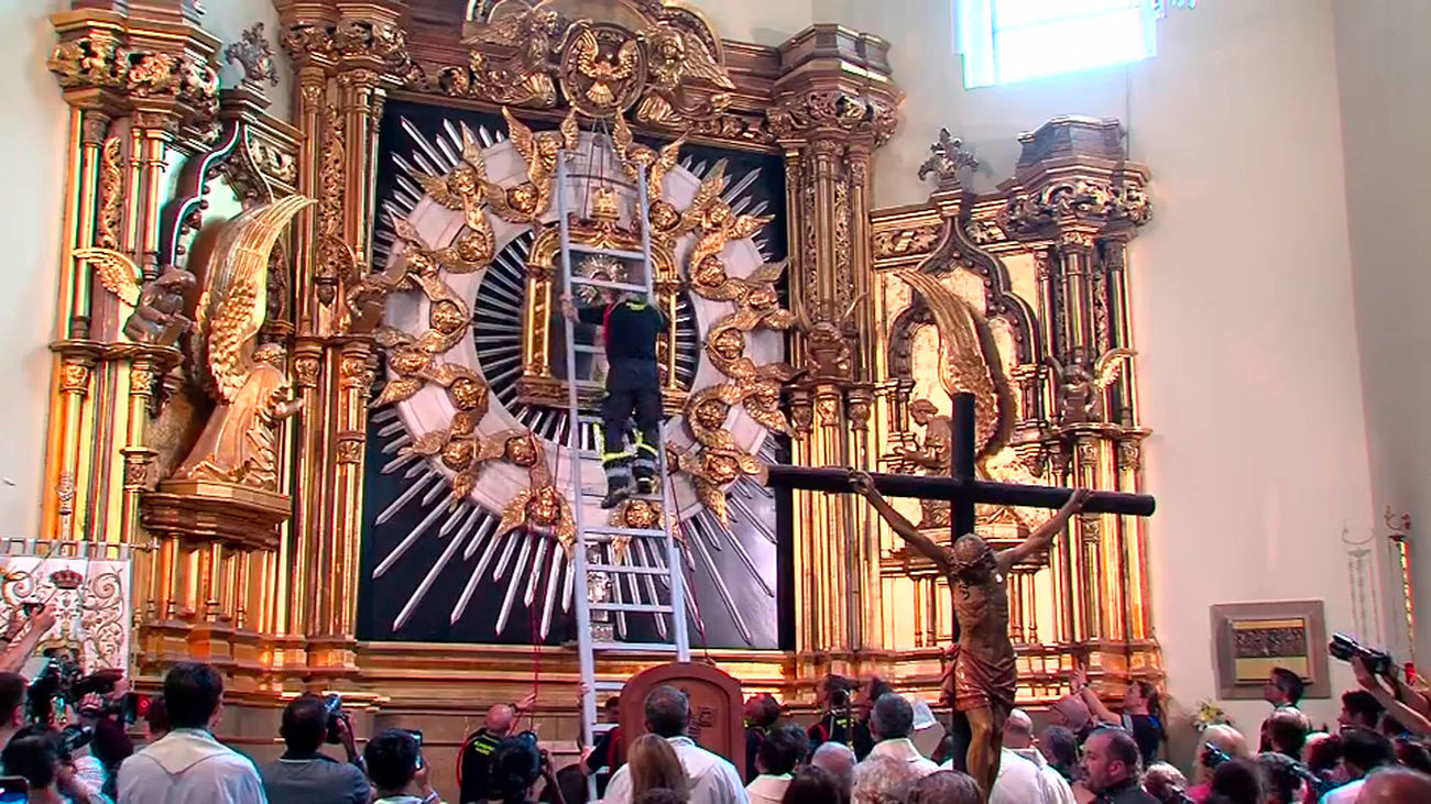 La Virgen de la Paloma desciende de la mano de los Bomberos de Madrid