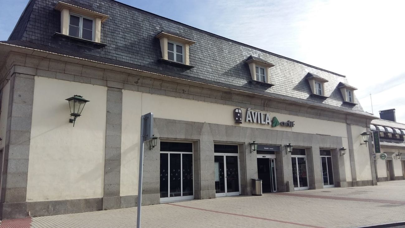 Corte total de la línea ferroviaria Ávila-Madrid por el incendio de Herradón de Pinares