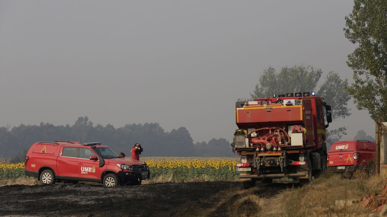 Cuatro militares de la UME heridos mientras combatían el incendio de Yeres, en León