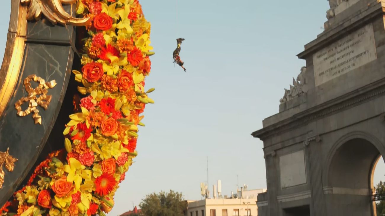Los Bomberos rinden homenaje a la Virgen de la Paloma en la Puerta de Toledo